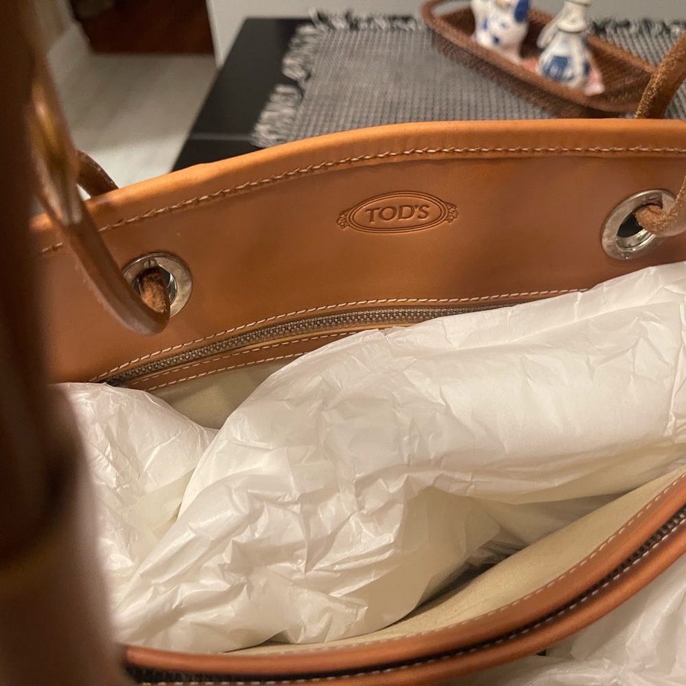 Tod's Elegant Tan and Cream Tote Bag - Picture 7 of 11